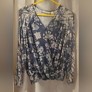 The Muse's Lounge Blue And White Floral Women's Blouse Size Medium